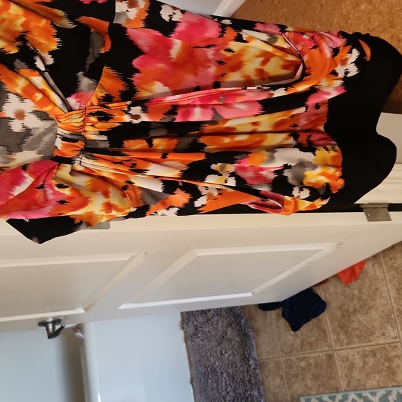 Beautiful top - Picture 3 of 4